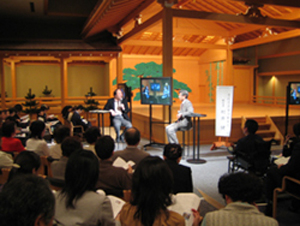 Activity report in front of the Noh theater