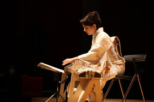 Ms. Enokido playing koto