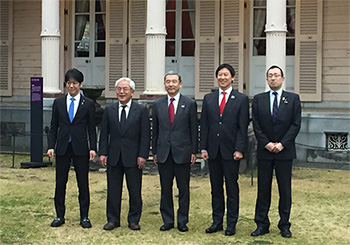 旧岩崎邸庭園　洋館南側にて，左より義家文部科学副大臣，青柳文化庁長官，田村観光庁長官，鈴木スポーツ庁長官，津島国土交通省政務官