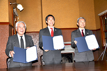 3長官による署名式，記者会見の様子（撞球室にて）