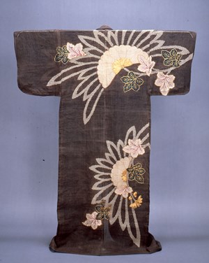 菊に棕櫚文様帷子　京都国立博物館蔵（10月19日まで展示）