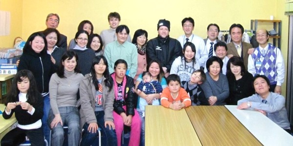 日本語教室の学習者と先生たち（左から二人目がカリナさん）