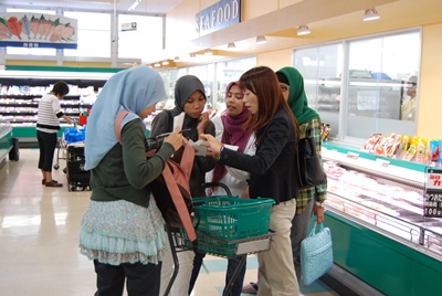 日本語講座の授業風景。スーパーで食品表示を確かめながら買い物する。