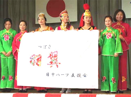 地域のお祭りで中国舞踊を披露。文化交流・文化発信の場を大切にしています。