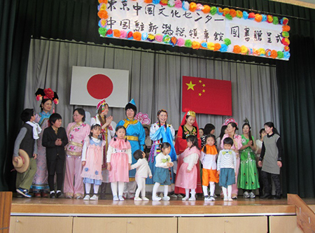 東京中国文化センター・中国駐新潟総領事館から図書の贈呈式で子供たちが寸劇を披露