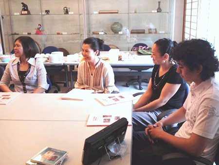 外国籍等の子供たち向け翻訳教材の作成に協力するジンタナさん（左から２人目）