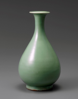 （写真3）第1部《青磁玉壺春形瓶》龍泉窯，中国・元時代，14世紀 個人蔵