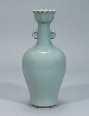 （写真4）第2部 板谷波山《青磁蓮花口耳付花瓶》1944年 出光美術館蔵