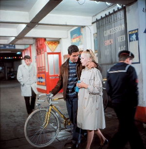 『シェルブールの雨傘』（1964年）ニーノ・カステルヌオーヴォとカトリーヌ・ドヌーヴ©1993 Ciné-Tamaris
