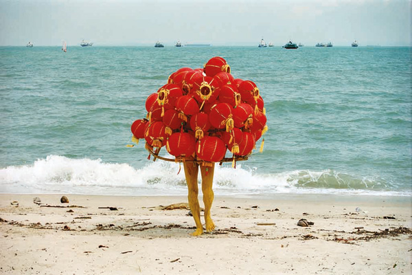リー・ウェン　《奇妙な果実》　2003年　Cプリント　42 × 59.4 cm　Courtesy: iPreciation, Singapore