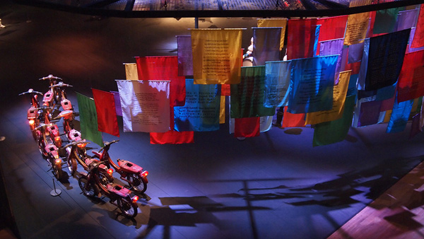 ジョンペット・クスウィダナント　《言葉と動きの可能性》　2013年　原動機のないモーターバイク，布旗　サイズ可変　所蔵：森美術館，東京