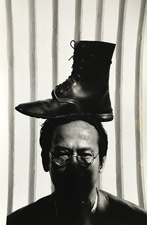 ワサン・シッティケート《私の頭の上のブーツ》1993年　作家蔵　撮影：マニット・スリワニチプーン