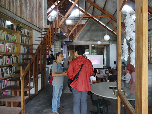 調査のため，ジョグジャカルタ（インドネシア）のインドネシア・ヴィジュアル・アート・アーカイヴを訪問した時の様子　2016年