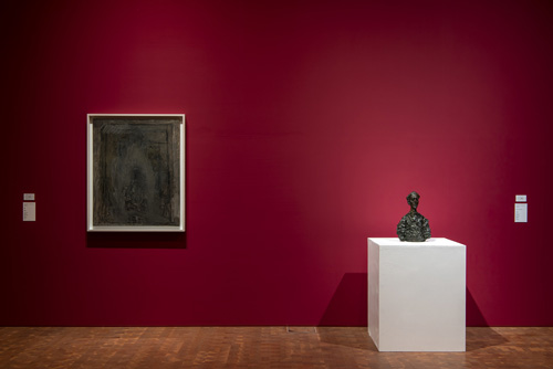 左：アルベルト・ジャコメッティ《男》1956　右：アルベルト・ジャコメッティ《ヤナイハラ Ⅰ》1960-61年　ともに国立国際美術館蔵　撮影：福永一夫