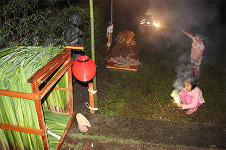 エンコウを祭る菖蒲小屋（左）の前で花火に興じる