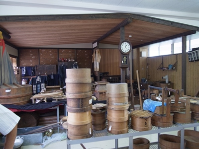 モノが増え積み上がった整理作業前の大道小学校の資料室の様子です