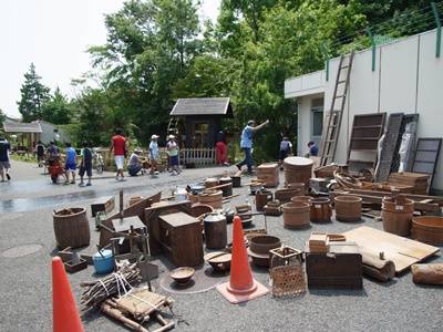 屋外でみんなでたのしみながらの水洗い作業をやりました