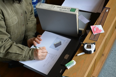 資料ひとつひとつの記録をつくります（中山小学校郷土資料展示室にて）