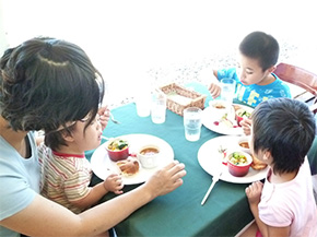 館内レストランでは地元食材を使ったキッズプレートを用意