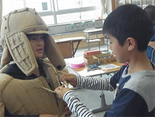 ハニワに変身しています