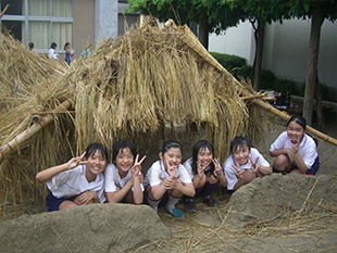 みんなが入れる竪穴住居を作りましたよ