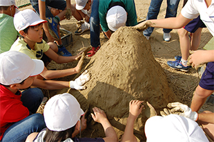 土器焼き用の窯を作っています　ワラ・木・土で作ります
