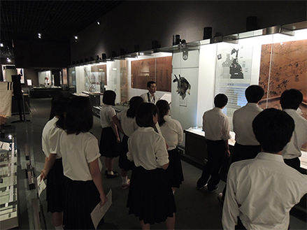 岩手県立博物館での実物資料の見学