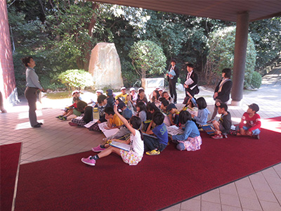 これからいよいよ美術館の中に入ります！