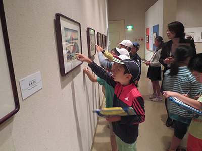 「見つけた！」「ほら，ここ！」鑑賞に熱中している子供たち