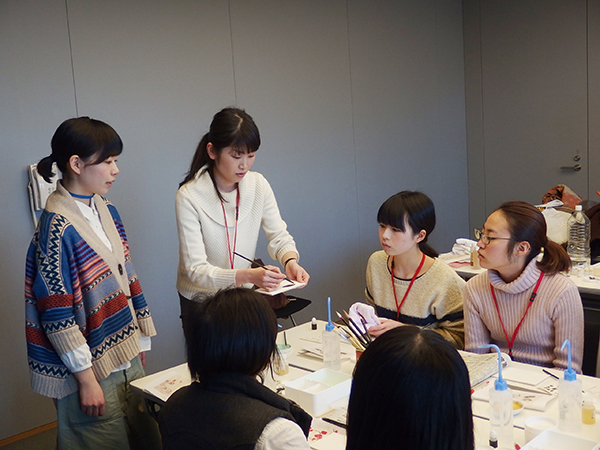 博物館での勉強会の様子得意分野について教えあうことも