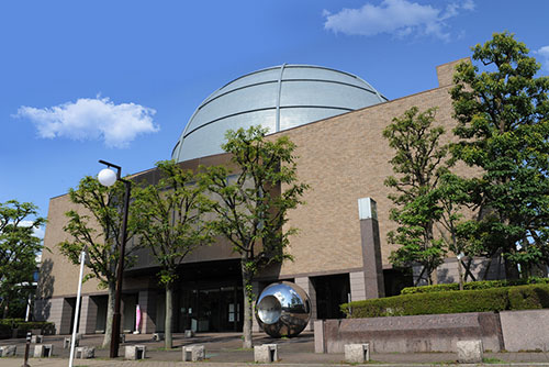 葛飾区郷土と天文の博物館の外観。平成3（1991）年7月開館