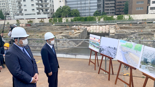 写真3　高輪築堤跡を視察する菅総理大臣と萩生田大臣。