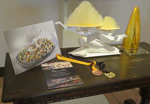 ボキューズ・ドール・アジアパシフィック大会2014で用いた器(写真中央)とトロフィー(写真右側)
