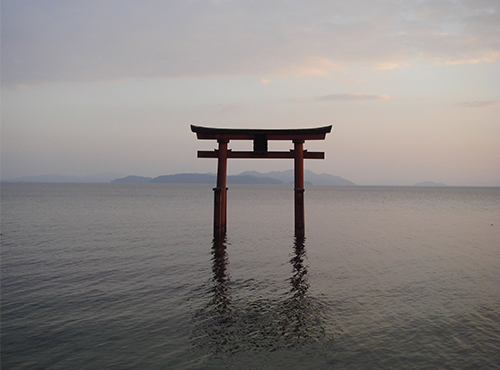 琵琶湖の中に建つ白鬚神社の大鳥居