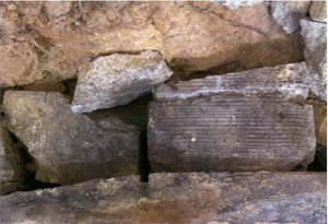 PC版庇と旧発掘区の隙間を埋める凝灰岩