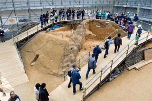 高松塚古墳の発掘現場における村民等への公開（12月1日～2日）1