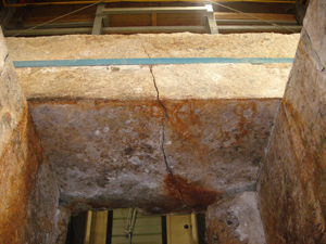 石室内から見上げた天井石1の亀裂（青いベルトは補強のため）。