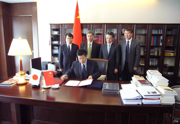 閻中国国家版権局副局長の署名の様子