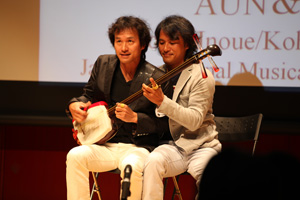 AUN(井上良平・公平氏)による三味線の演奏 AUN(井上良平・公平氏)による三味線の演奏