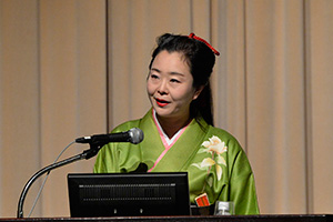 活動報告を行う櫻井氏 活動報告を行う櫻井氏