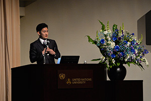 活動報告を行う柳原氏 活動報告を行う柳原氏