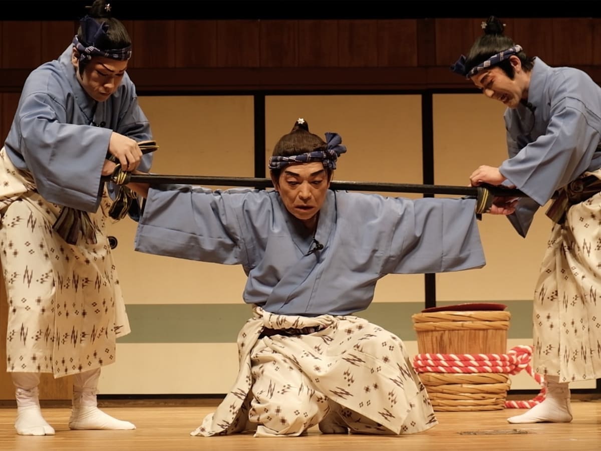 時間を忘れて没頭する琉球工芸体験と沖縄芝居多言語ガイド鑑賞
