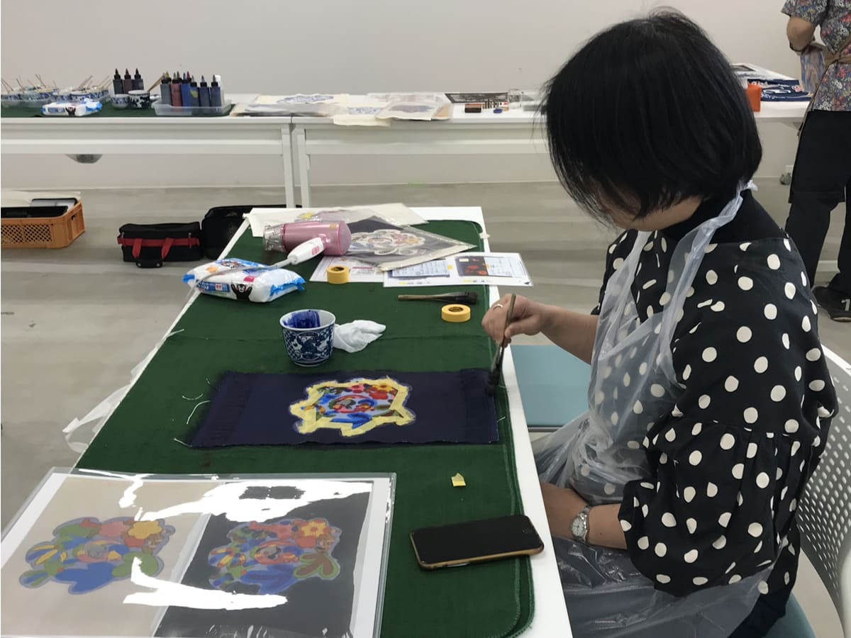 時間を忘れて没頭する琉球工芸体験と沖縄芝居多言語ガイド鑑賞