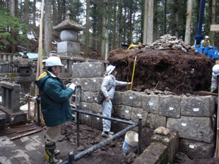 （写真1）日光輪王寺慈眼堂廟塔の復旧工事（財団法人日光社寺文化財保存会提供）