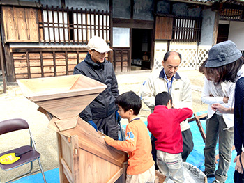Let's use the old tools!(Important Cultural Property, Old Nakasuji's Residence)