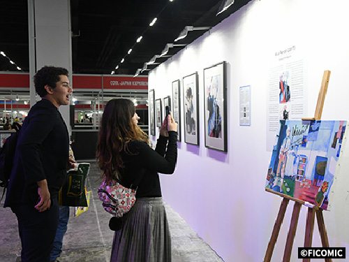 Visitors appreciating of 'Blue Period.' exhibition.