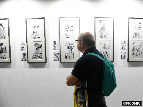 Visitors appreciating of 'Blue Period.' exhibition.