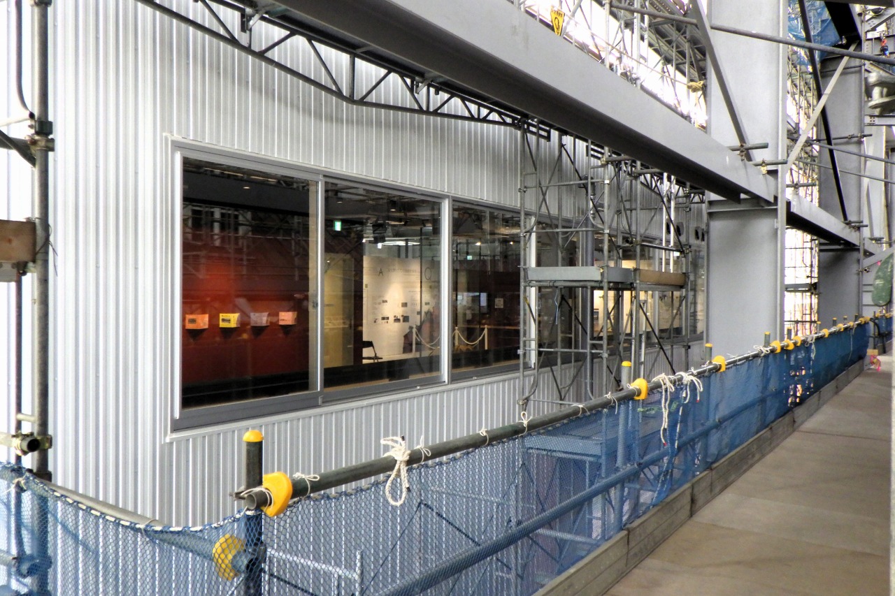 素屋根内の作業を見学できる仮設見学施設