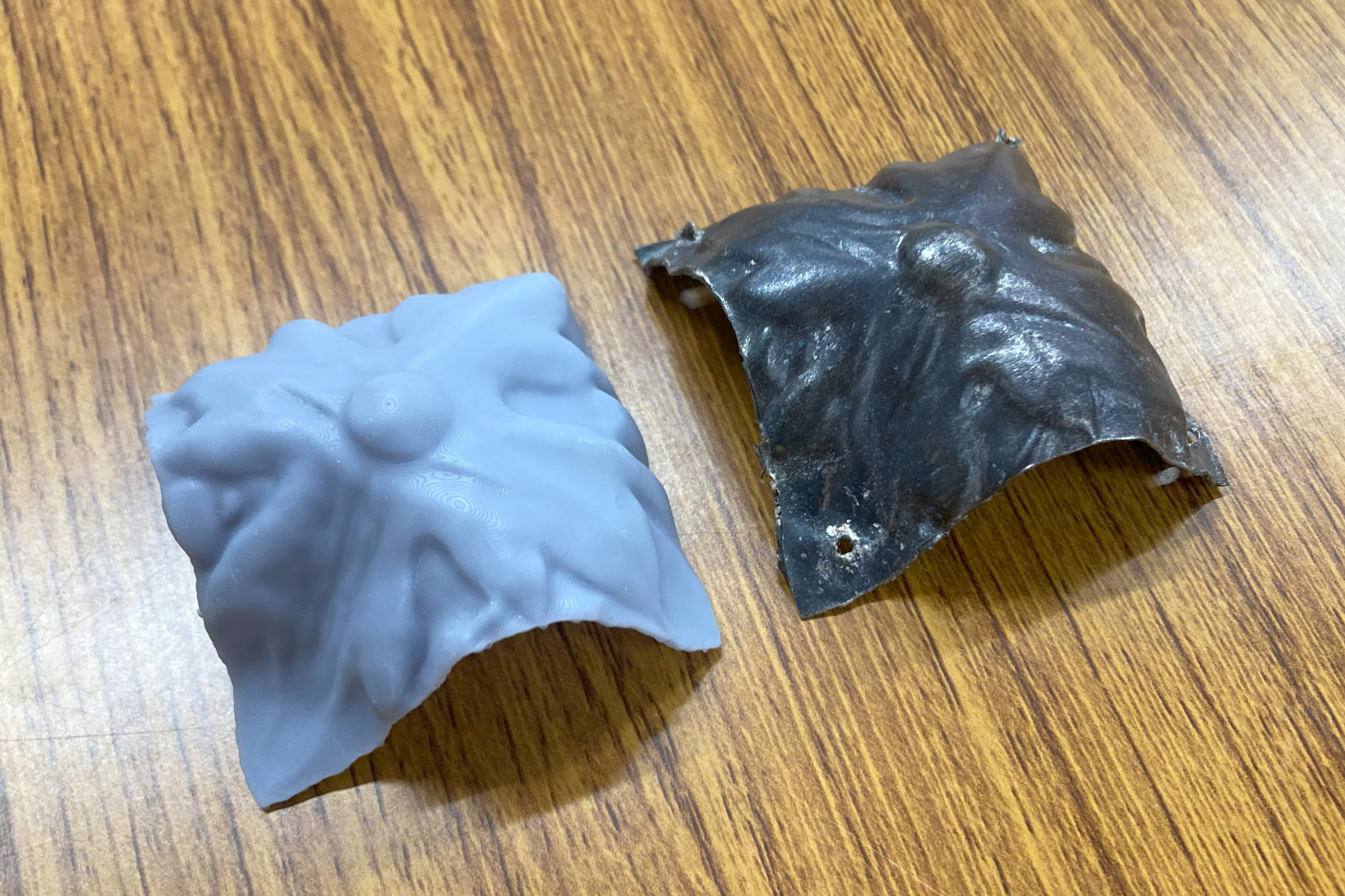 現物（右）と樹脂型（左）
