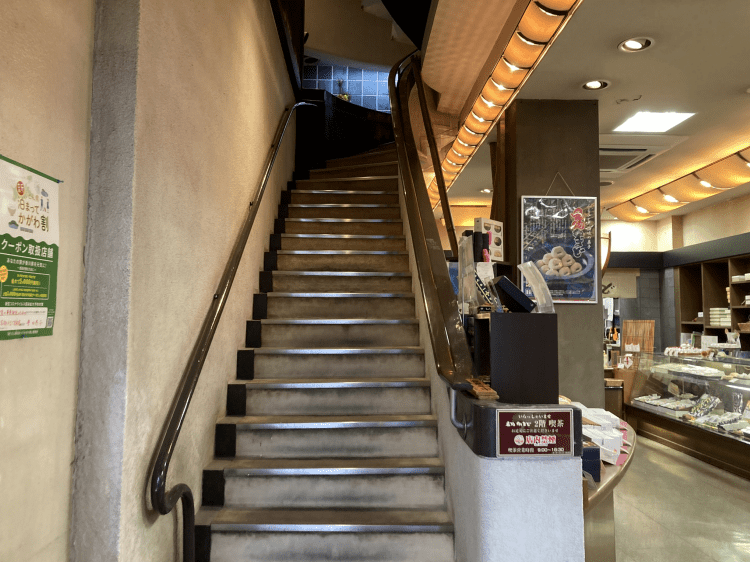 04_2階へ至る階段